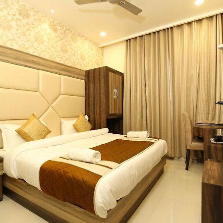 Hotel Malhotra Inn 50 Meter From Golden Temple アムリトサル エクステリア 写真