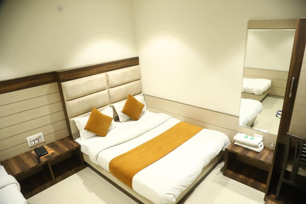 Hotel Malhotra Inn 50 Meter From Golden Temple アムリトサル エクステリア 写真