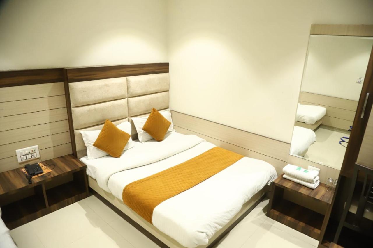 Hotel Malhotra Inn 50 Meter From Golden Temple アムリトサル エクステリア 写真