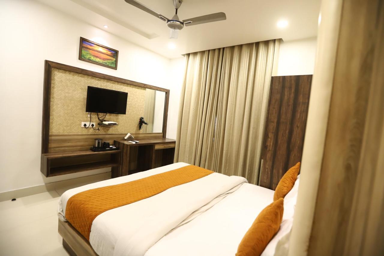 Hotel Malhotra Inn 50 Meter From Golden Temple アムリトサル エクステリア 写真