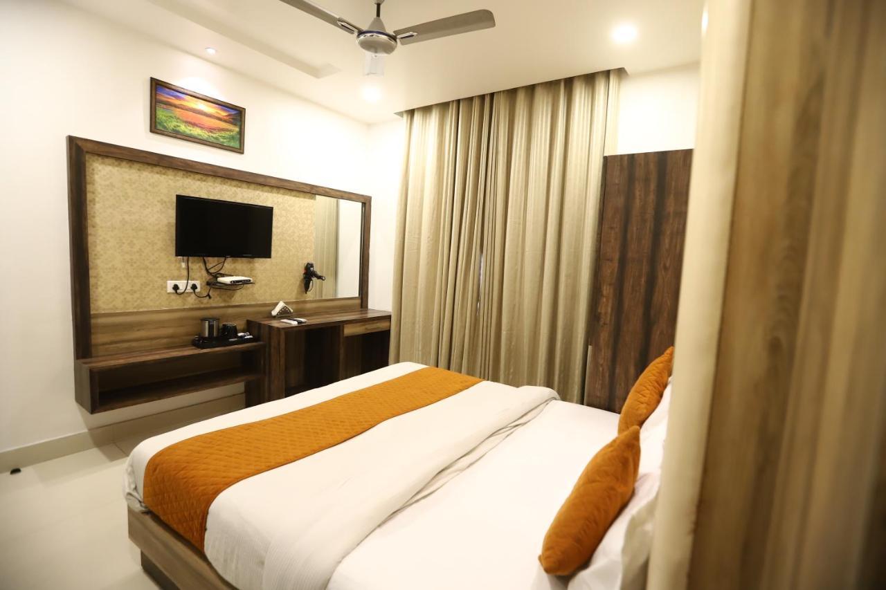 Hotel Malhotra Inn 50 Meter From Golden Temple アムリトサル エクステリア 写真