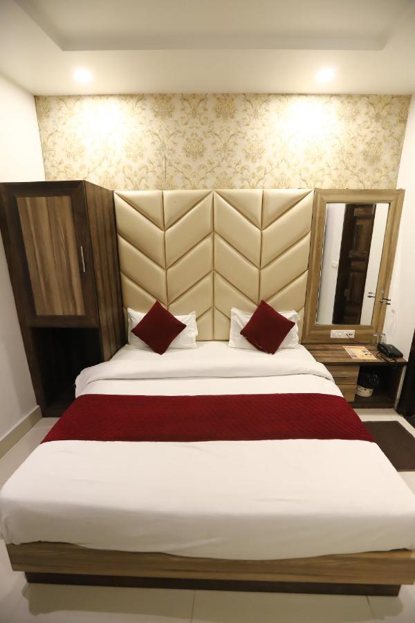 Hotel Malhotra Inn 50 Meter From Golden Temple アムリトサル エクステリア 写真