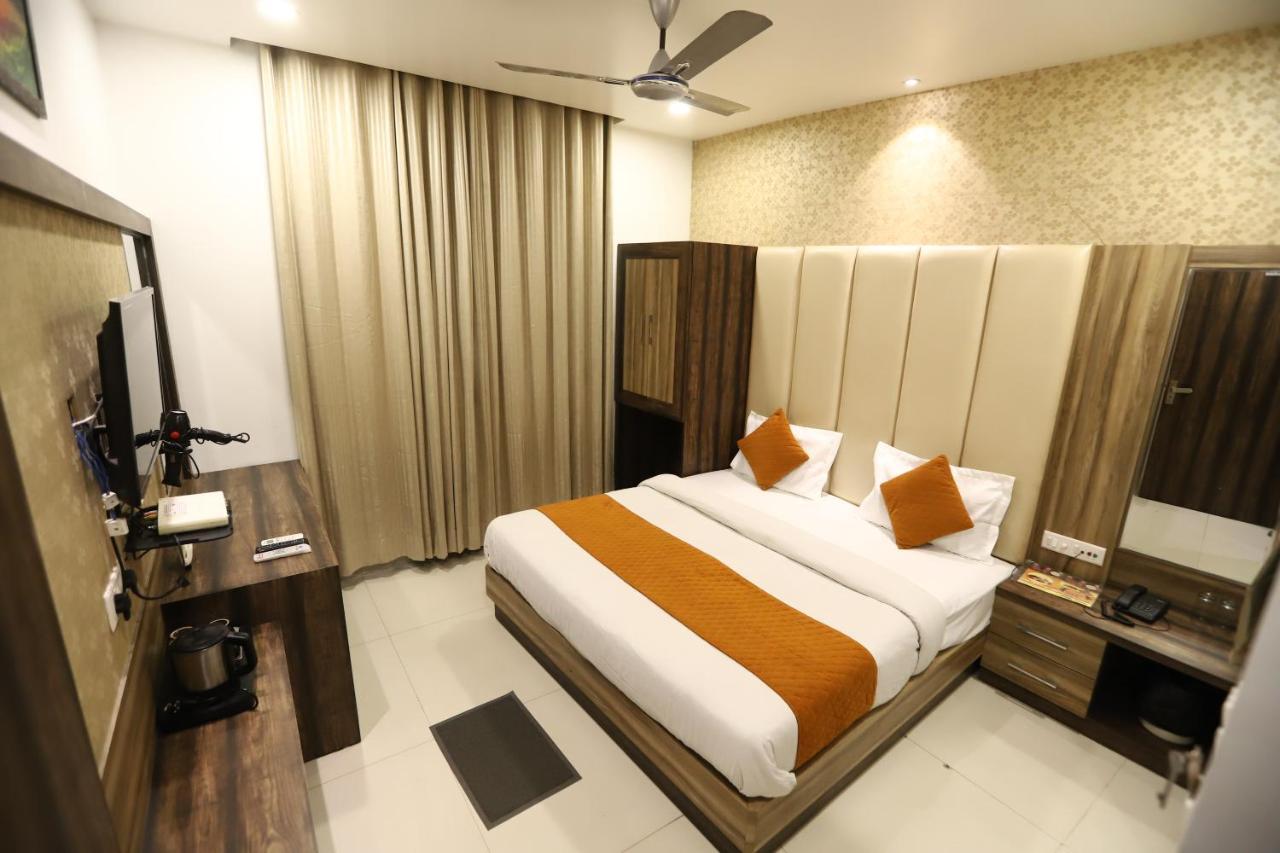 Hotel Malhotra Inn 50 Meter From Golden Temple アムリトサル エクステリア 写真