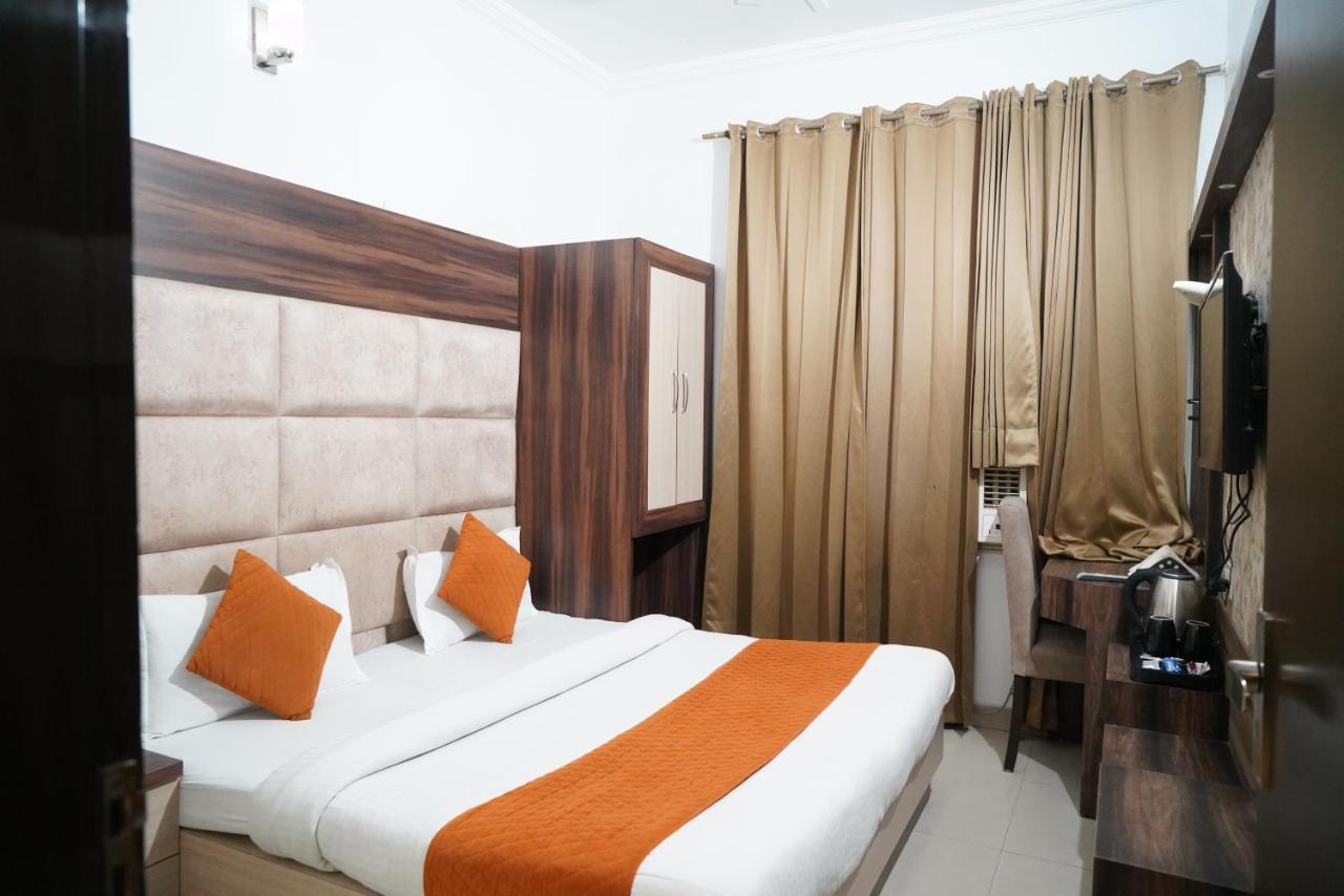 Hotel Malhotra Inn 50 Meter From Golden Temple アムリトサル エクステリア 写真