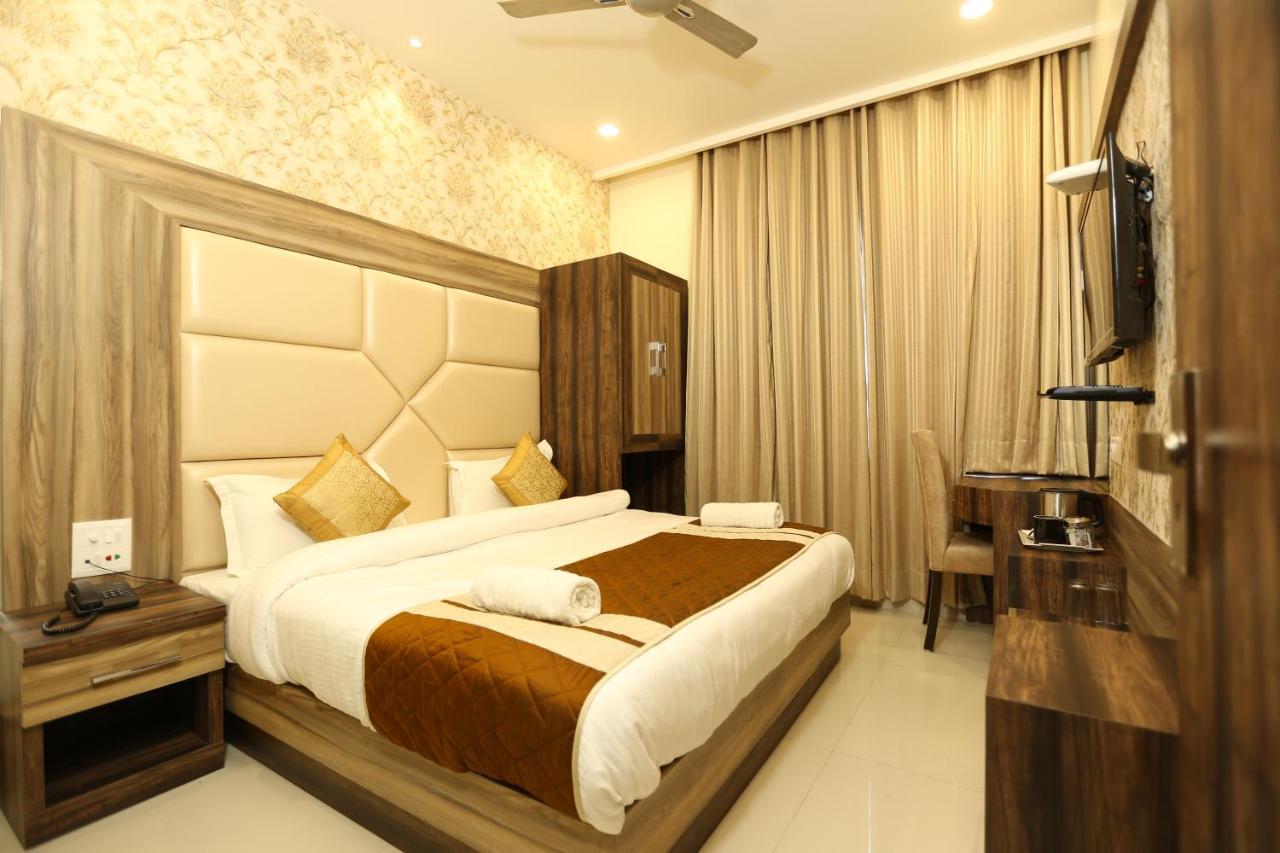 Hotel Malhotra Inn 50 Meter From Golden Temple アムリトサル エクステリア 写真
